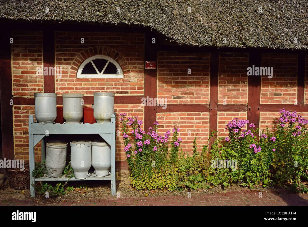 Europe, Allemagne, Hambourg, Basse-Saxe, Rosengarten, Ehestorf, musée en plein air Kiekeberg, ancienne ferme, chaurnes de lait, façade à colombages, Banque D'Images