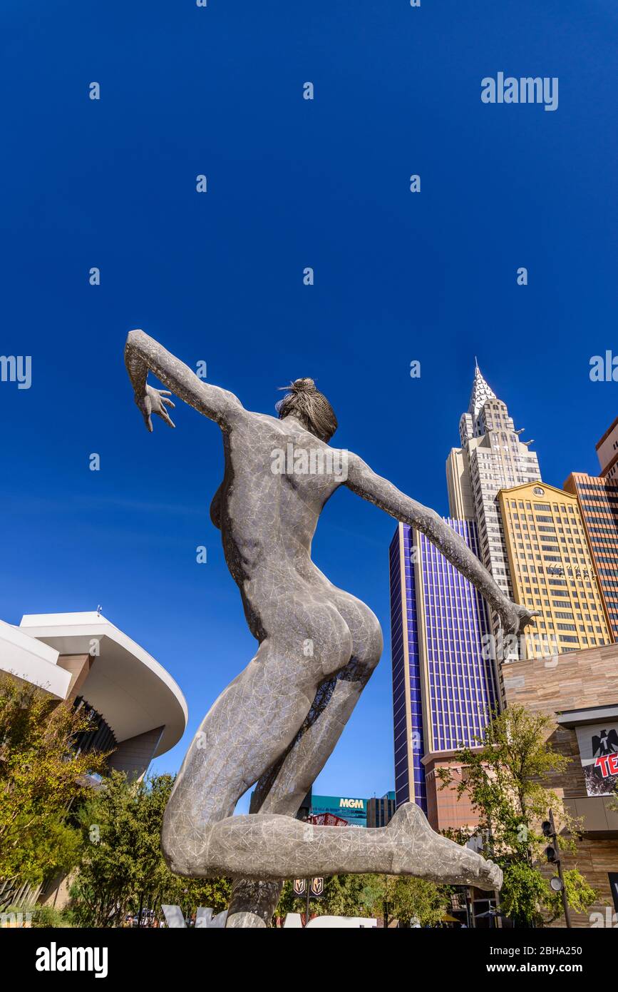 États-Unis, Nevada, Clark County, Las Vegas, Las Vegas Boulevard, le Strip, le parc, Bliss Dance Skulptur von Marco Cochrane mit New York-New York Hotel Banque D'Images