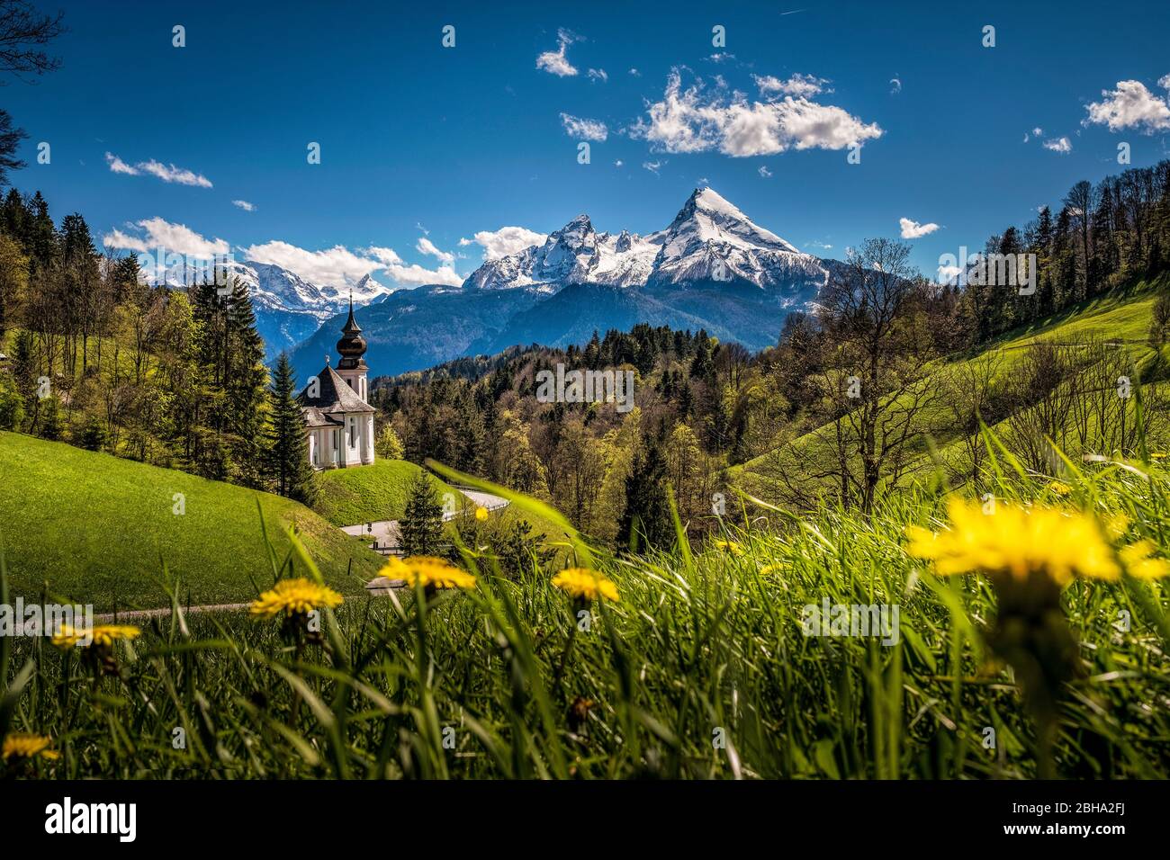 Paysage idyllique de montagne dans les Alpes bavaroises, église de pèlerinage Maria Gern église au printemps Banque D'Images