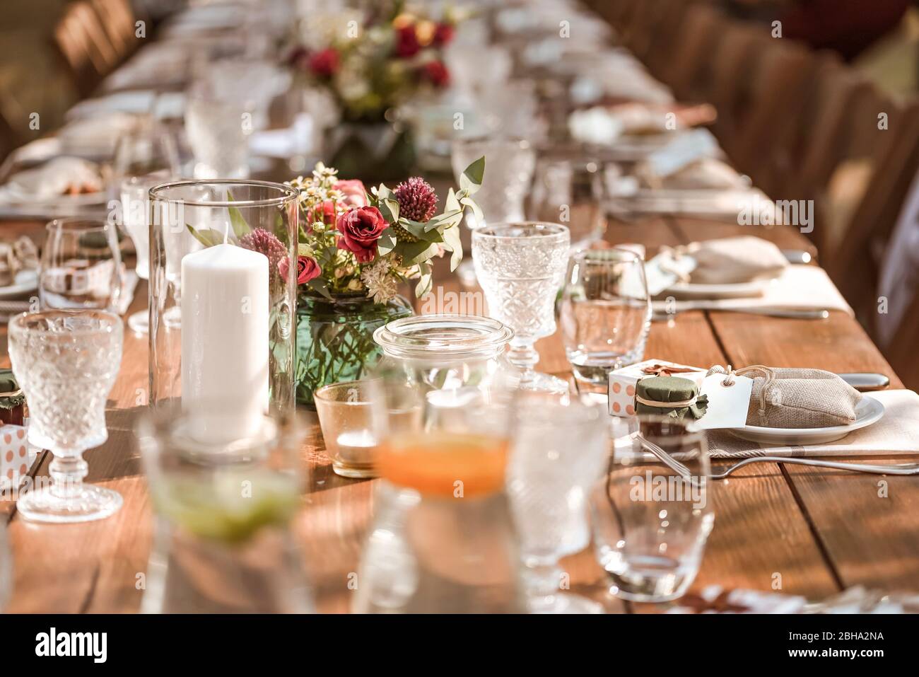 Table de mariage cérémonielle avec décorations florales et lunettes dans un style rustique, gros plan Banque D'Images