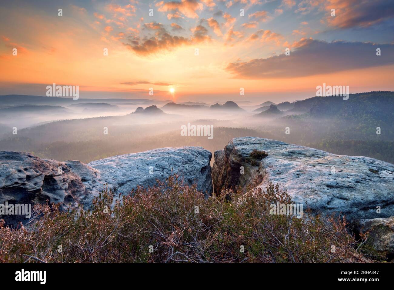 Sonnenaufgang, Nebel, Kleiner Winterberg, Sächsische Schweiz, Mittelgebirge, Deutschland, Europa Banque D'Images