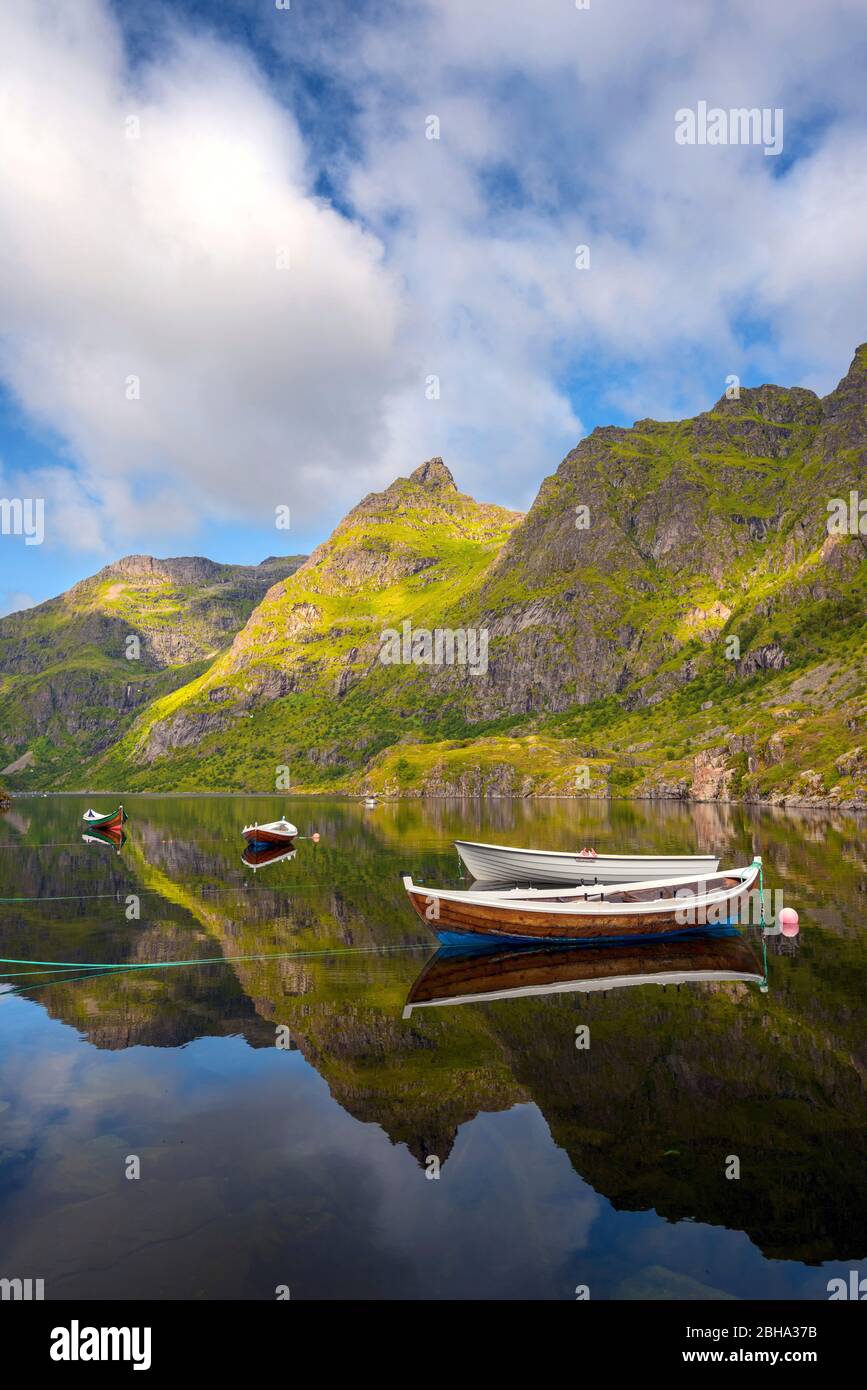 Agvatnet, Fjord, Berge, Boote, Lofotodden Nasjonalpark, Moskenesoya, Lofoten, Norwegen, Europa Banque D'Images