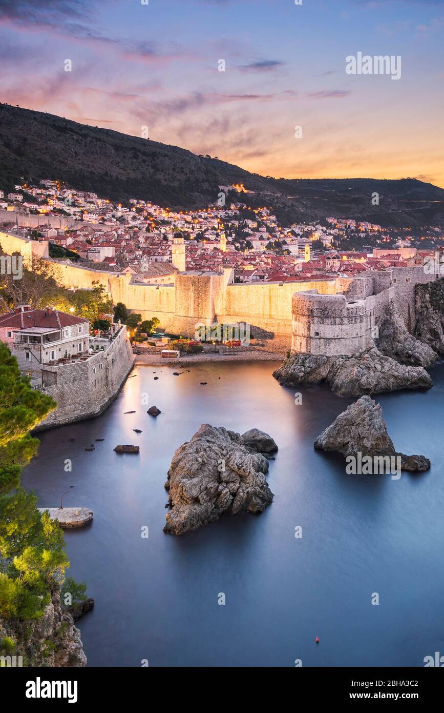 Vieille ville de Dubrovnik, en Croatie dans la nuit Banque D'Images