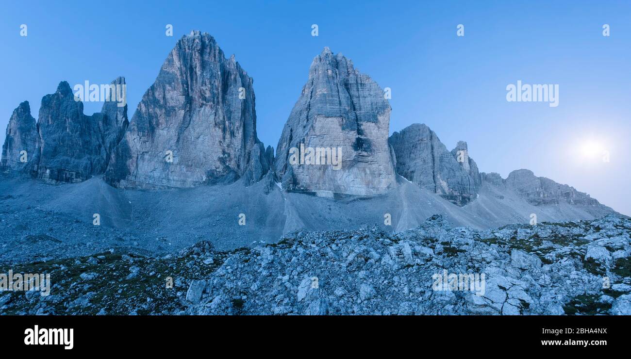 Tre cime di Lavaredo (trois pics) illuminée par la lumière du lune, côté nord, à la frontière entre Vénétie et Alto Adige, Dolomites, Italie, Europe Banque D'Images