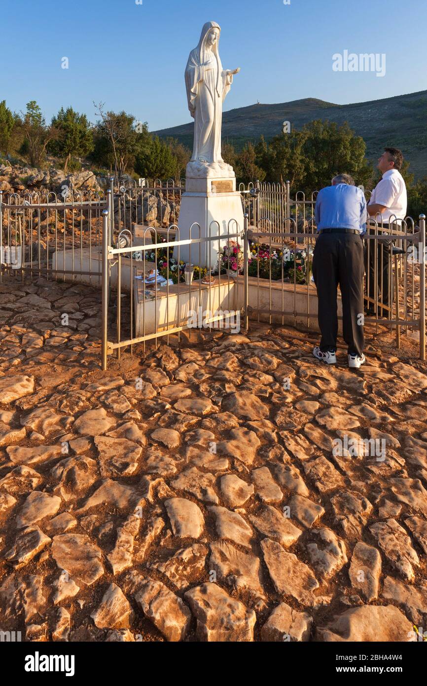 Europe, Balkans, BosnieHerzégovine, Medjugorje. Pèlerins priant près