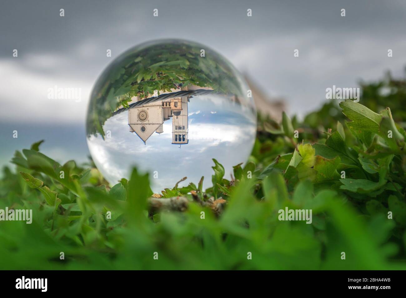 Basilique de San Francesco vue par une boule de cristal, Assise, district de Pérouse, Ombrie, Italie, Europe Banque D'Images