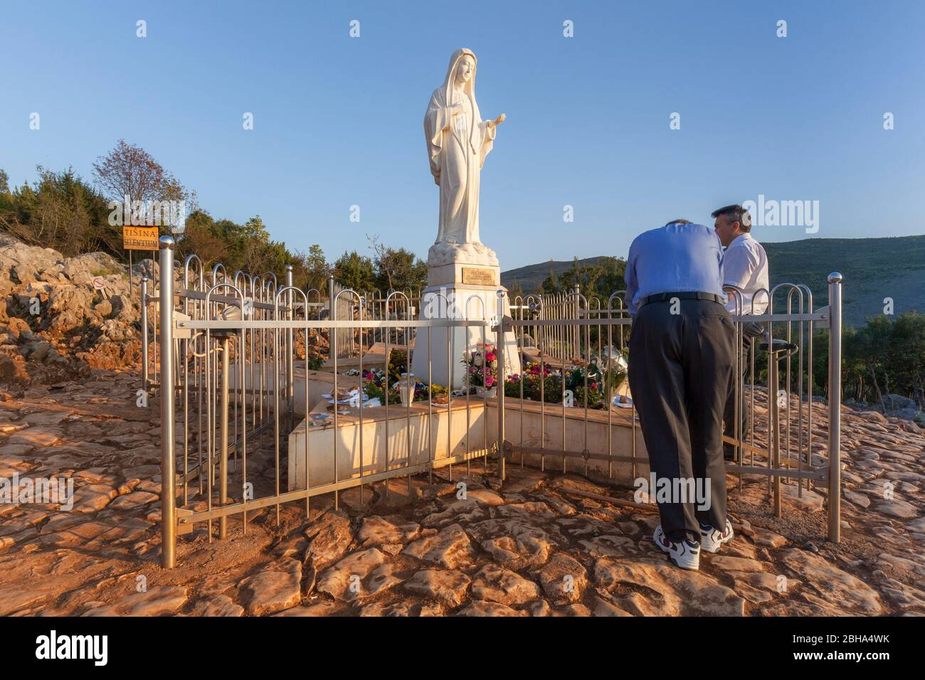 Europe, Balkans, BosnieHerzégovine, Medjugorje. Pèlerins priant près