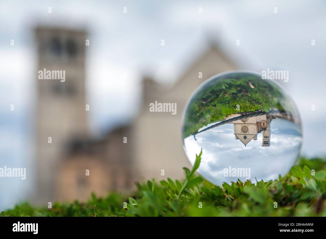 Basilique de San Francesco vue par une boule de cristal, Assise, district de Pérouse, Ombrie, Italie, Europe Banque D'Images