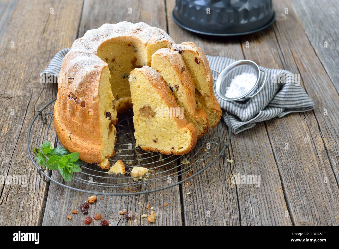 Gateau Aux Anneaux De Levure Frais Autrichien Avec Pate D Amandes Et Raisins Secs Appeles Gugelhupf Servi Sur Un Plateau De Refroidissement En Shabby Photo Stock Alamy
