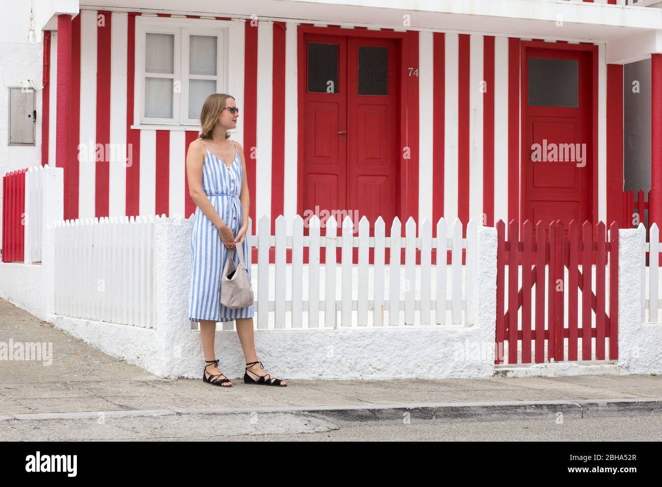 Maisons à rayures et femme en robe rayée Banque D'Images
