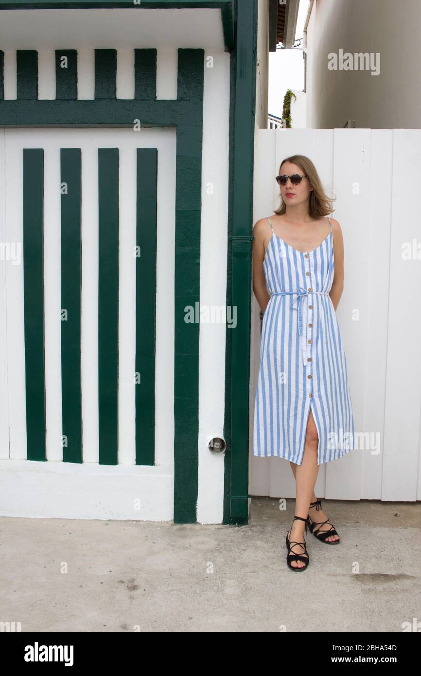 Maisons à rayures et femme en robe rayée Photo Stock - Alamy