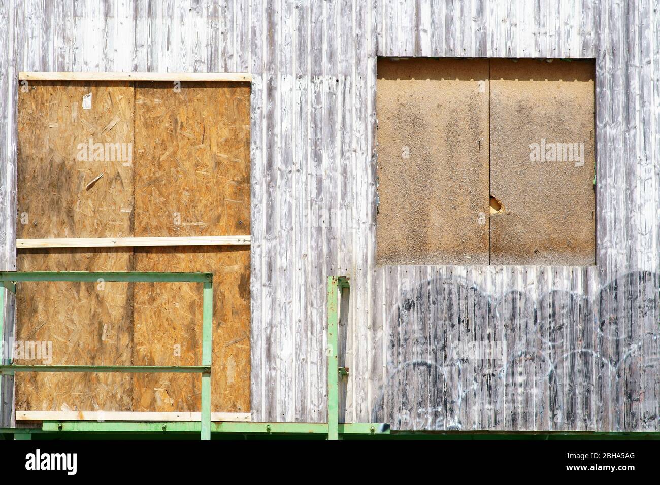 Vue latérale d'une ancienne remorque en bois, qui a été clouée au carton. Banque D'Images