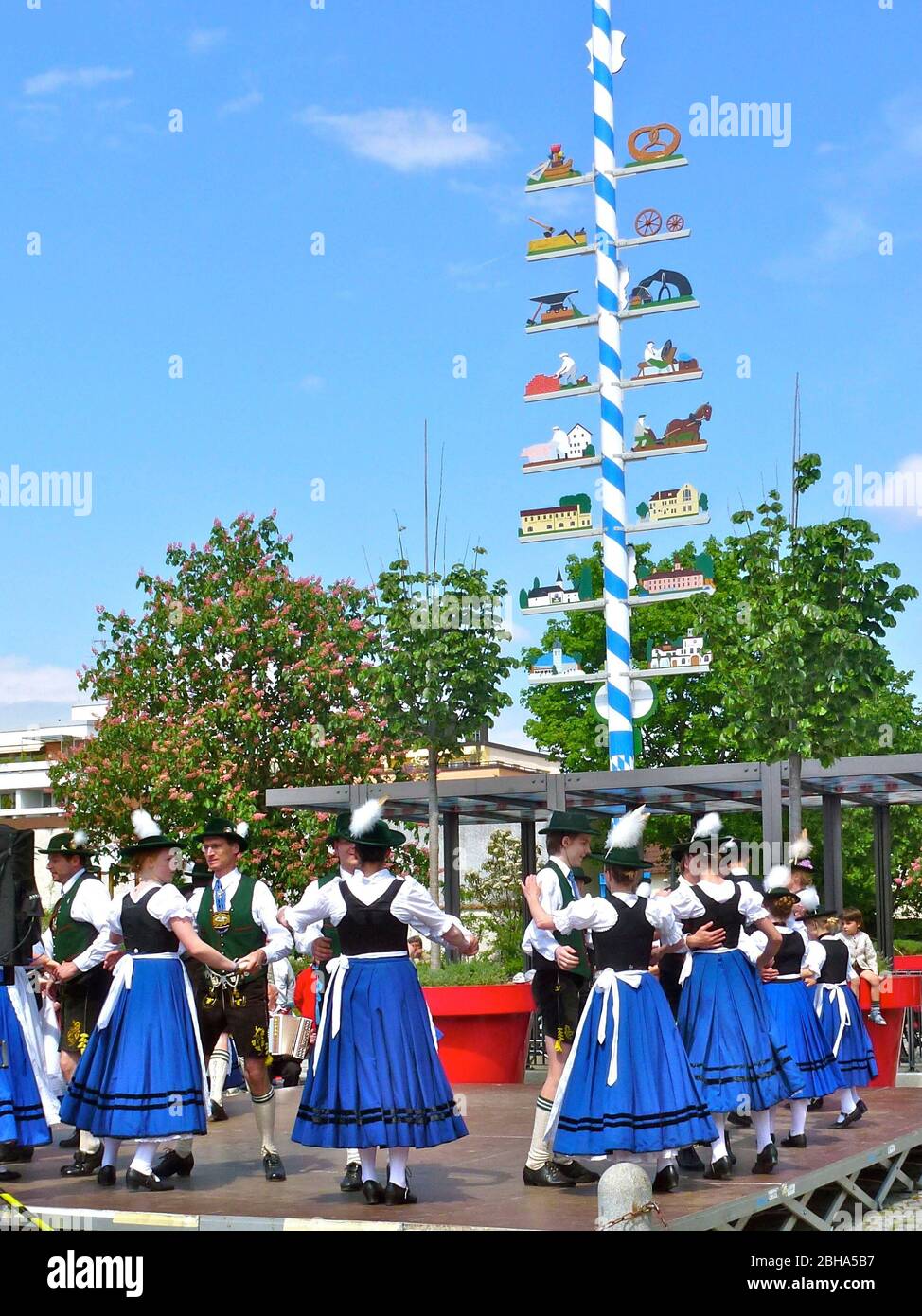 Allemagne, Haute-Bavière, Planegg, Market place, Maiitanz, groupe de danse folklorique "Almröslein" Banque D'Images