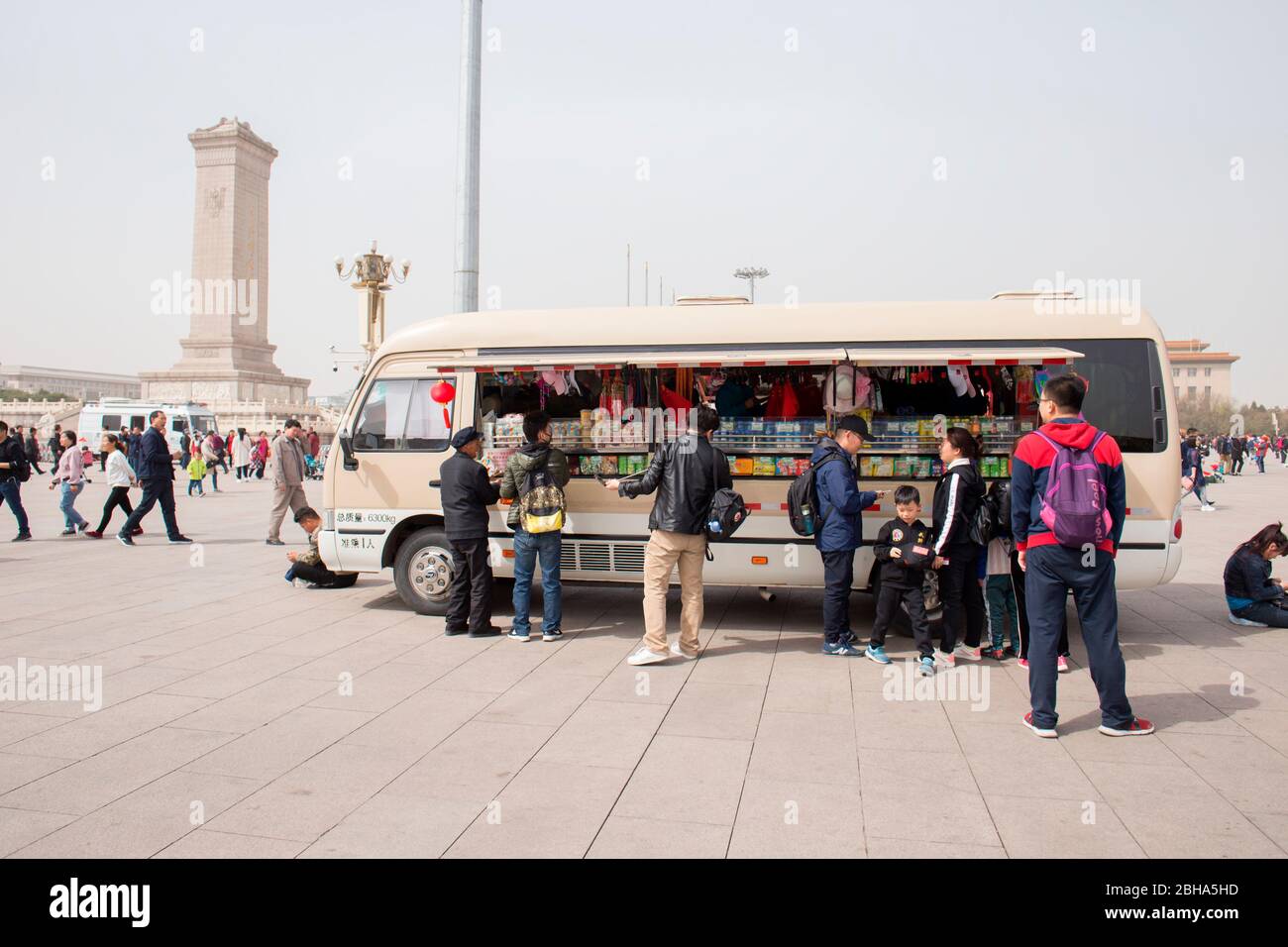 Food Truck chinois, Monument aux héros du peuple en arrière-plan, Heavenly Square, Beijing, Chine Banque D'Images