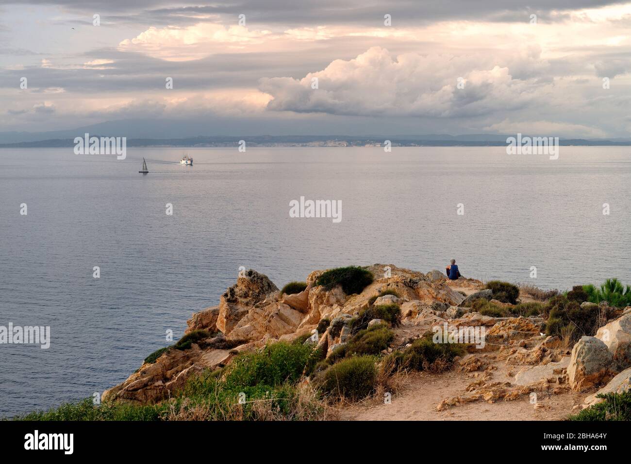 Vue de Punta Bechi en Corse et le ferry entre Santa Teresa Gallura et Bonifacius, Santa Teresa Gallura, province d'Olbia-Tempio, mer Méditerranée, Sardaigne, Italie Banque D'Images