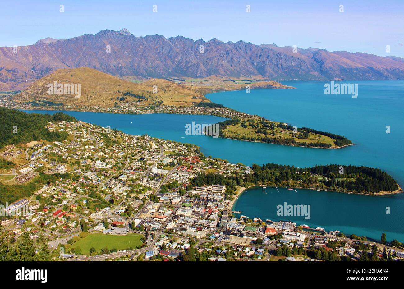 Pittoresque Queenstown avec le lac Wakatipu en Nouvelle-Zélande. Vue panoramique depuis Bob's Peak. Banque D'Images