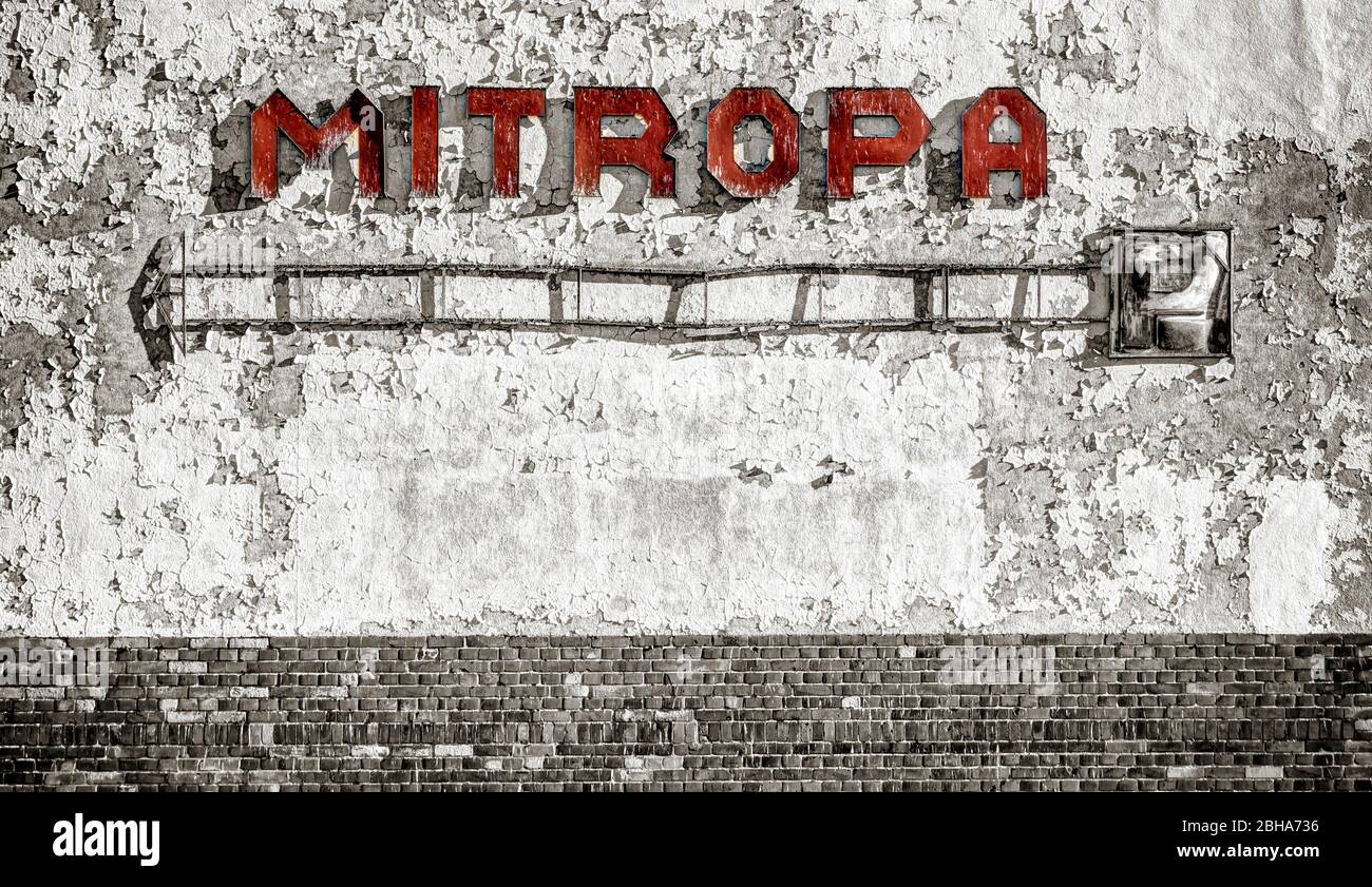 Lettres tissées Mitropa sur un mur résisté, éditée numériquement, Color Key, RailArt Banque D'Images