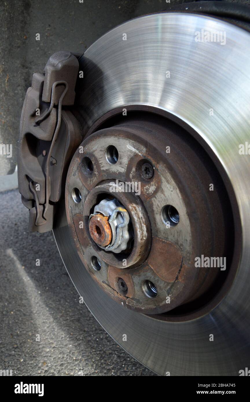 Système de freinage sur une voiture, avec disque de frein et plaquette de frein Banque D'Images