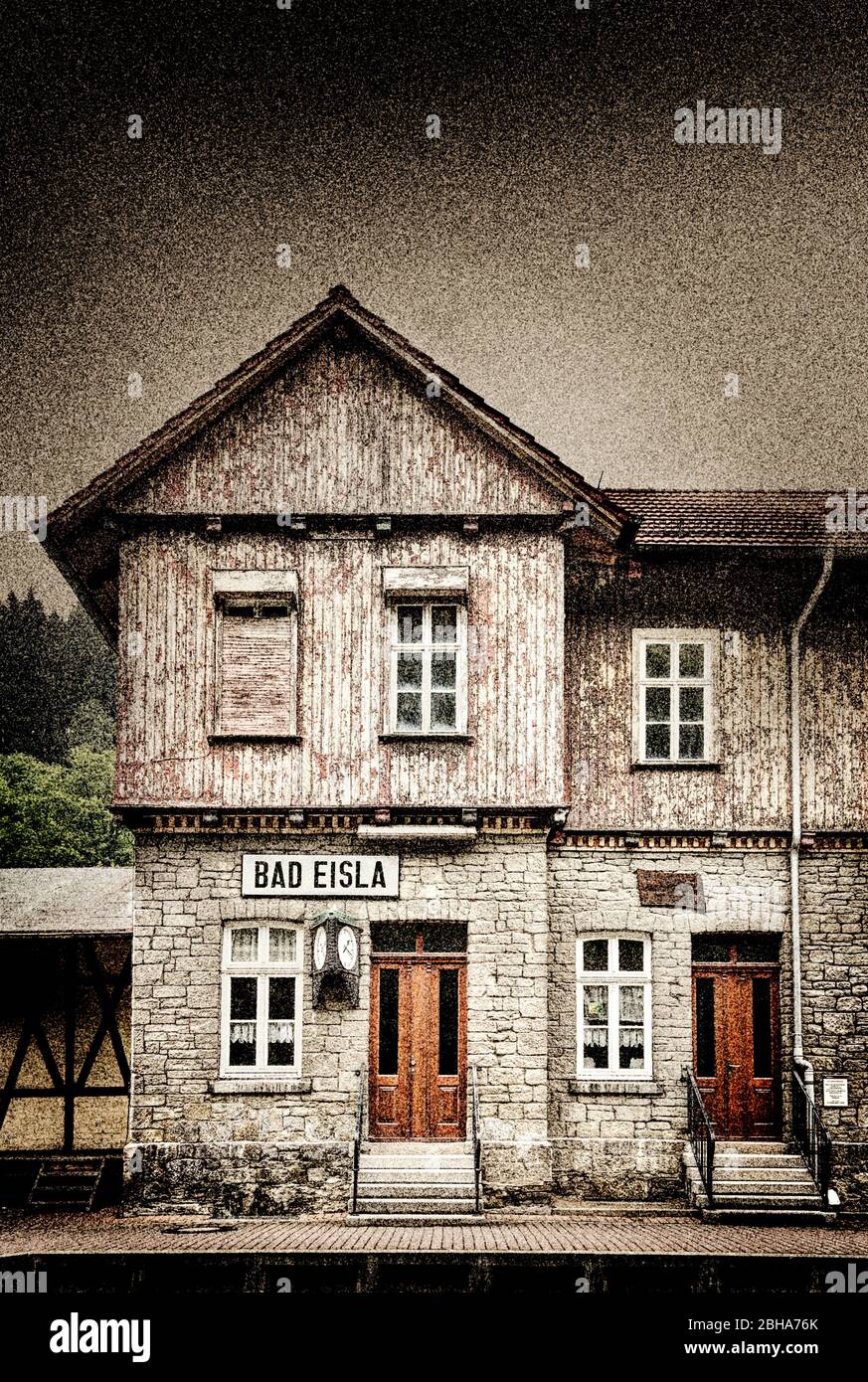 Bâtiment, inhabité, dérésisté, mur pignon, panneau de station, traité numériquement, RailArt Banque D'Images