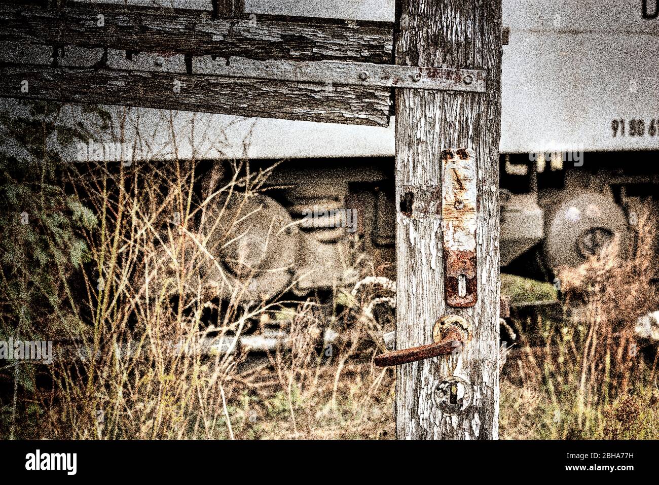 Restes d'une porte, poignée rouillée de porte, mauvaises herbes, train d'atterrissage de locomotive, traité numériquement, RailArt Banque D'Images