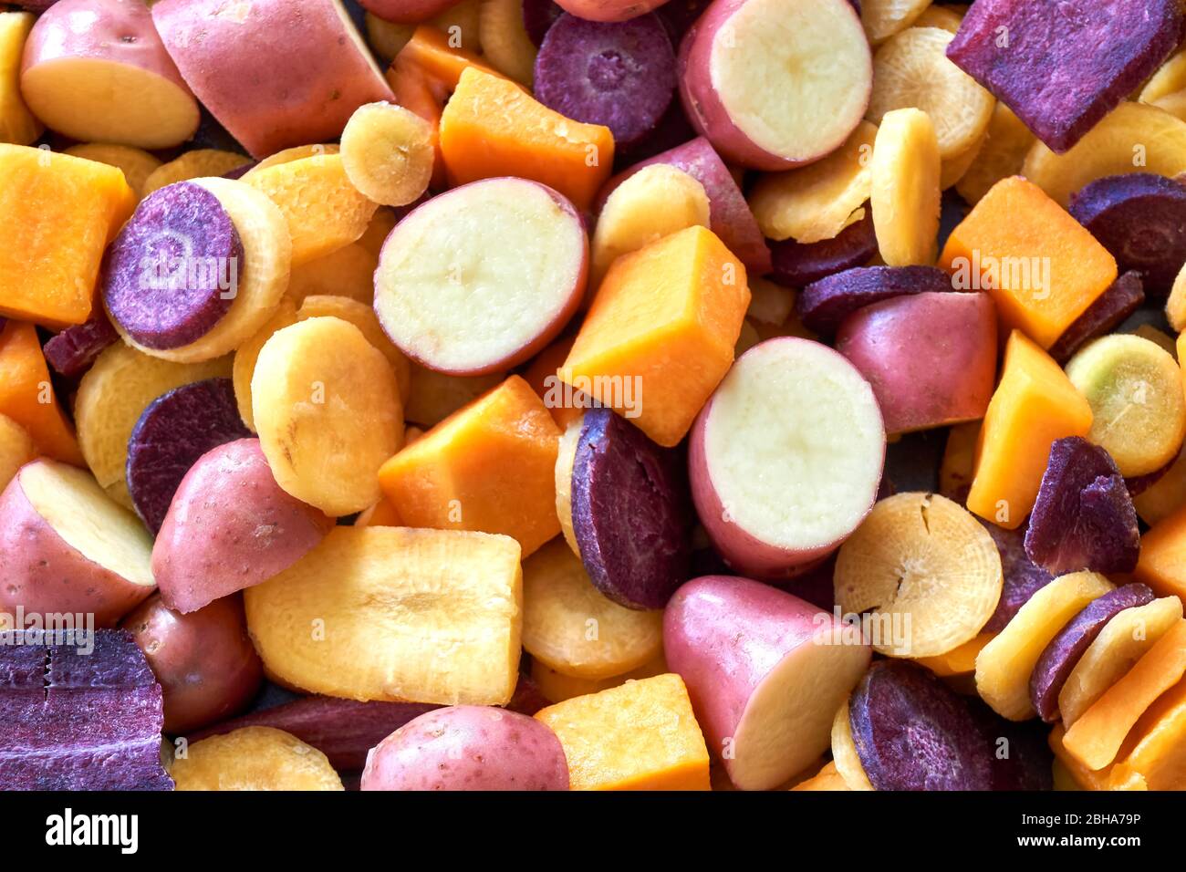 Pommes de terre hachées, citrouilles et carottes orange, jaune et pourpre. Plat de légumes fraîchement coupés dans différentes couleurs. Concept d'alimentation saine. Banque D'Images