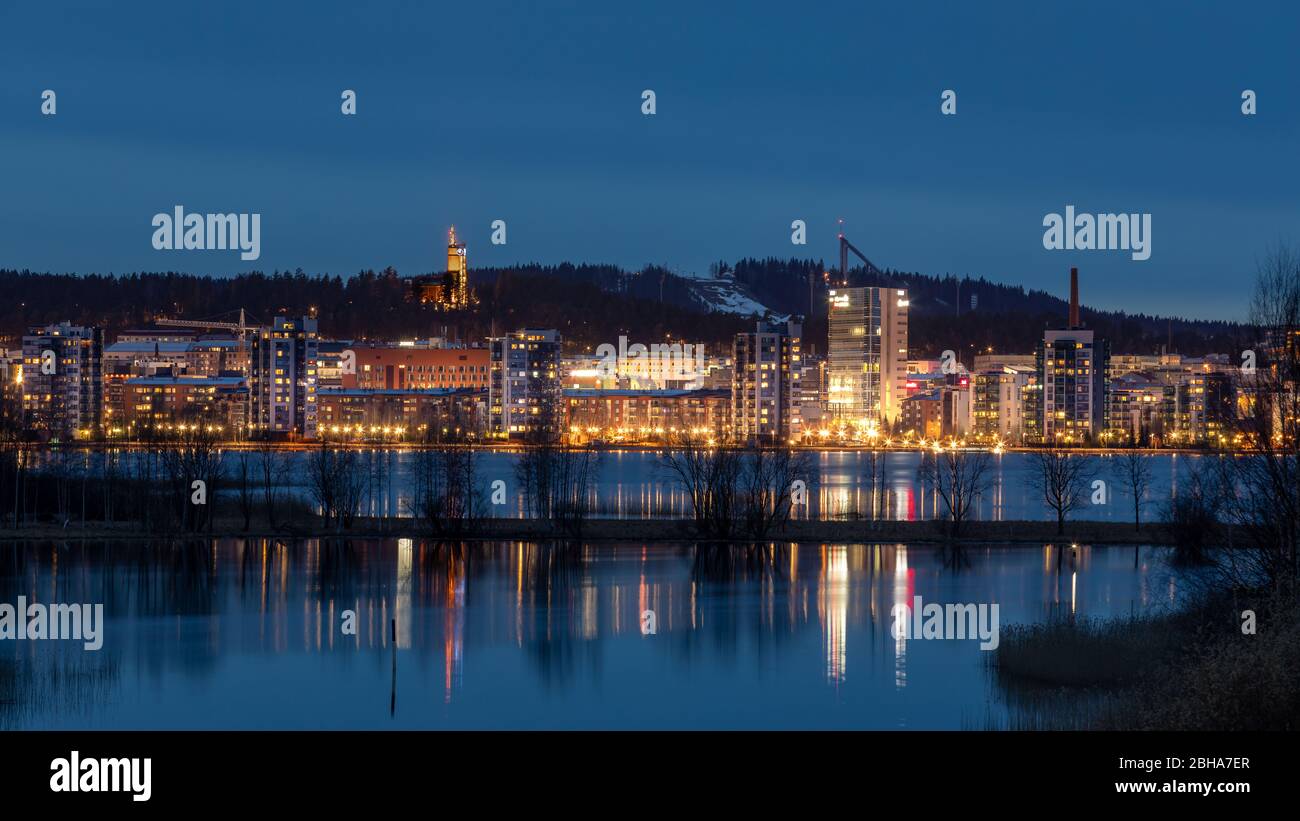 La ville de Jyväskylä en Finlande est construite entre Jyväsjärvi -lake et une crête de Harju. La ligne d'horizon éclairée est spectaculaire. Banque D'Images