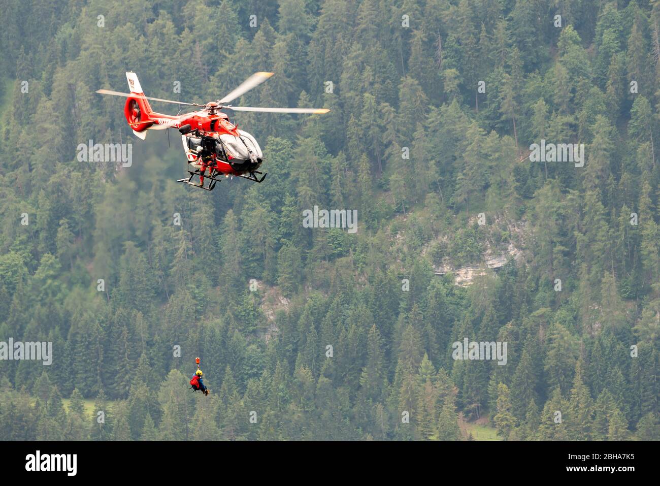 Sauvetage aérien par hélicoptère, un secouriste est drainé au treuil Banque D'Images