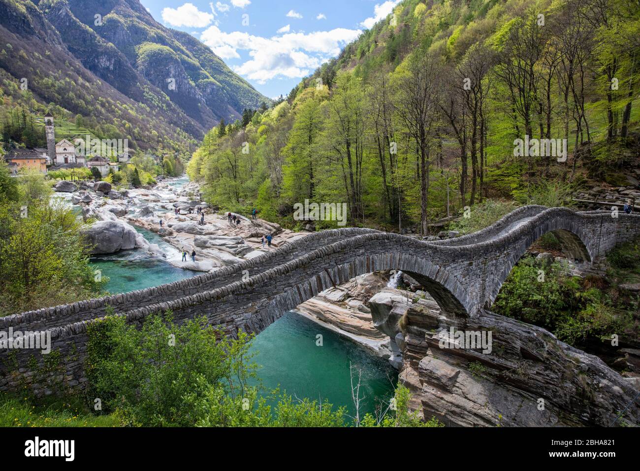 Suisse, Tessin, Locarno, Verzasca Valley, Lavertzzo, Ponte Dei Salti, eau verte, roches lisses, église Banque D'Images