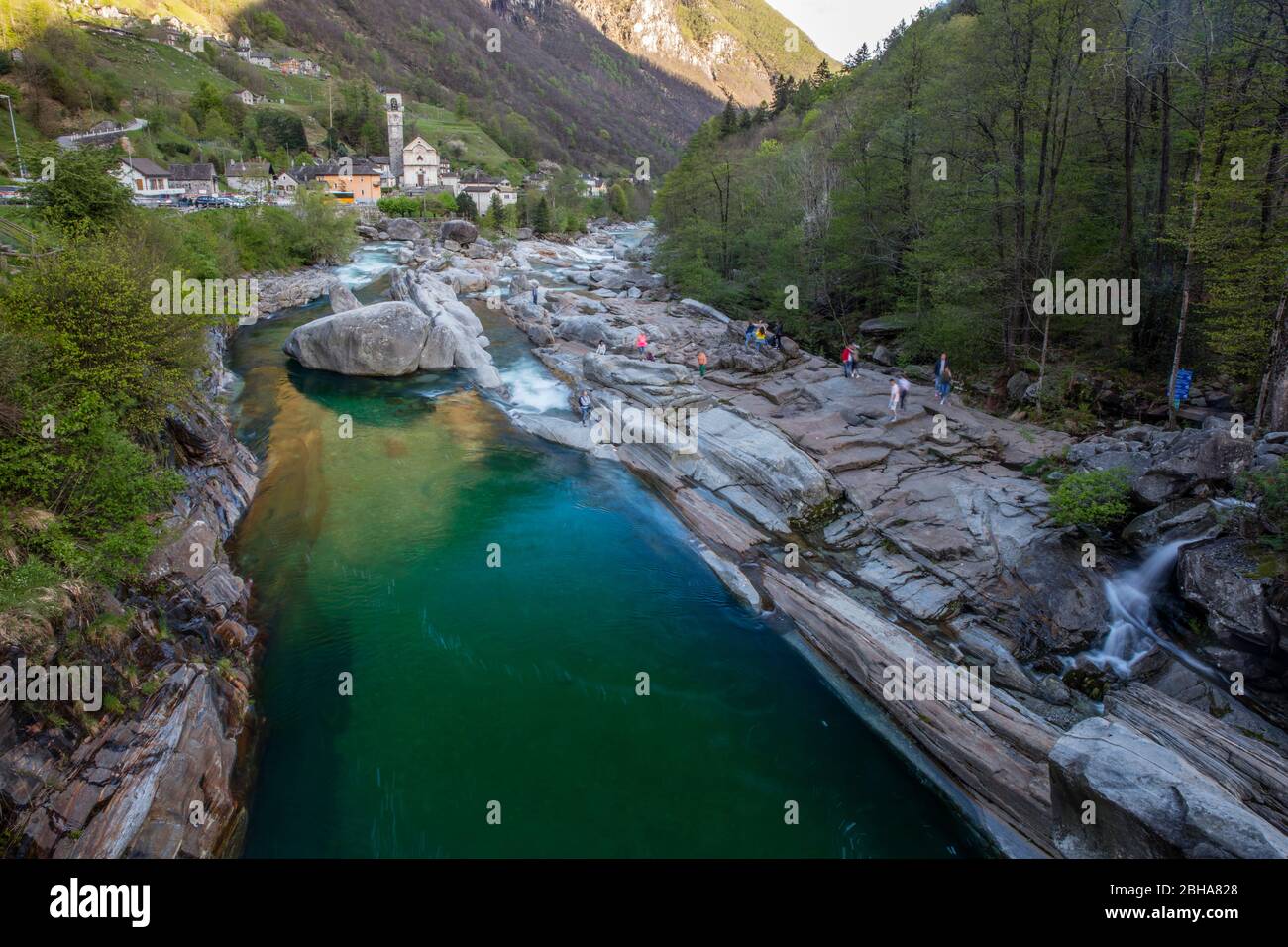 Suisse, Tessin, Locarno, Verzasca Valley, Lavertzzo, eau verte, roches lisses, église Banque D'Images