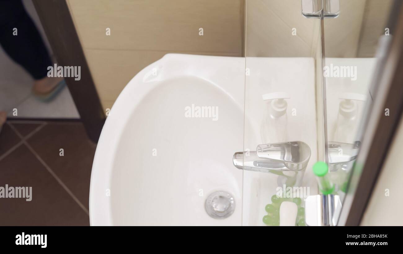 Lavabo blanc dans salle de bain confortable intérieur Banque D'Images