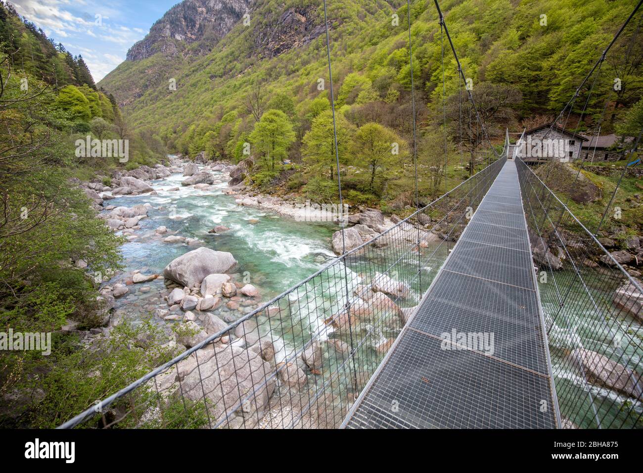 Suisse, Tessin, Locarno, Verzasca Valley, pont suspendu, via Verzasca, eau verte, roches lisses Banque D'Images