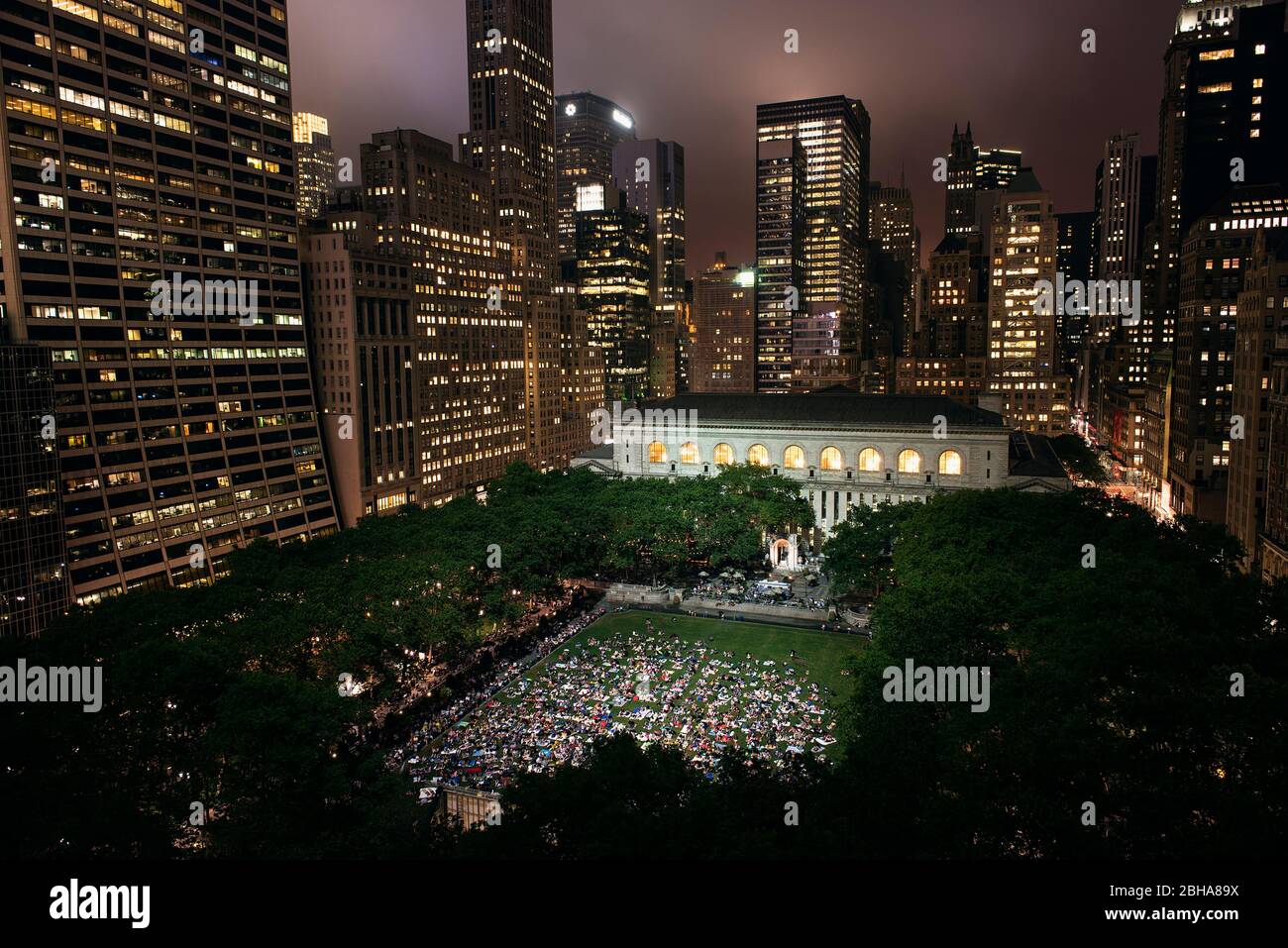 Bryant Park films la nuit, New York Banque D'Images