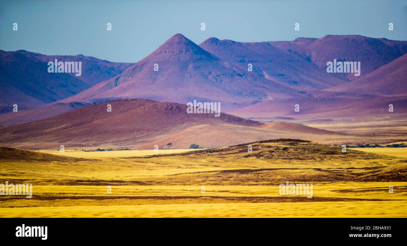 Paysage avec montagnes dans le désert, Damaraland, Namibie Banque D'Images