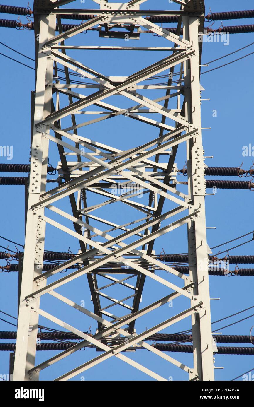 Pylône électrique haute tension, mât, avec des lignes à haute tension, Brême, Allemagne Banque D'Images