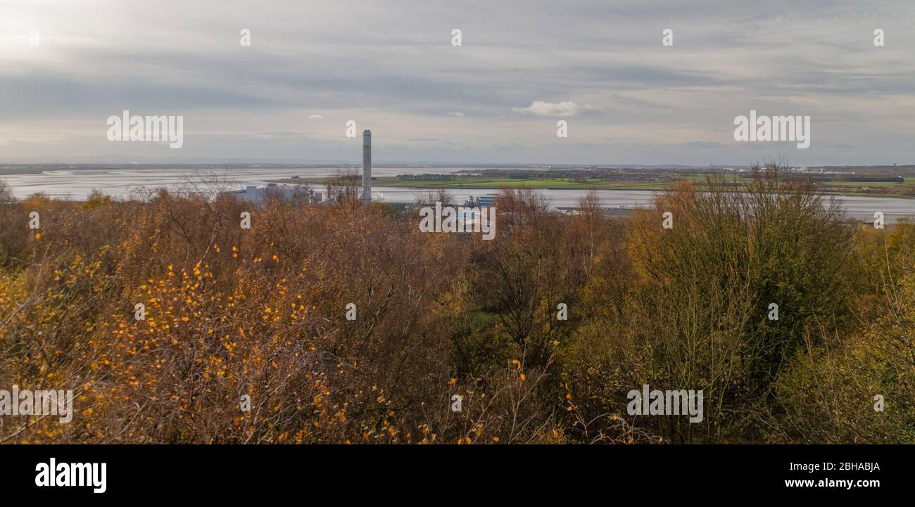 Vue sur l'estuaire de Mersey au sud de Liverpool et le Wirral depuis l'une des arêtes de grès du parc Runcorn Hill, Cheshire Banque D'Images