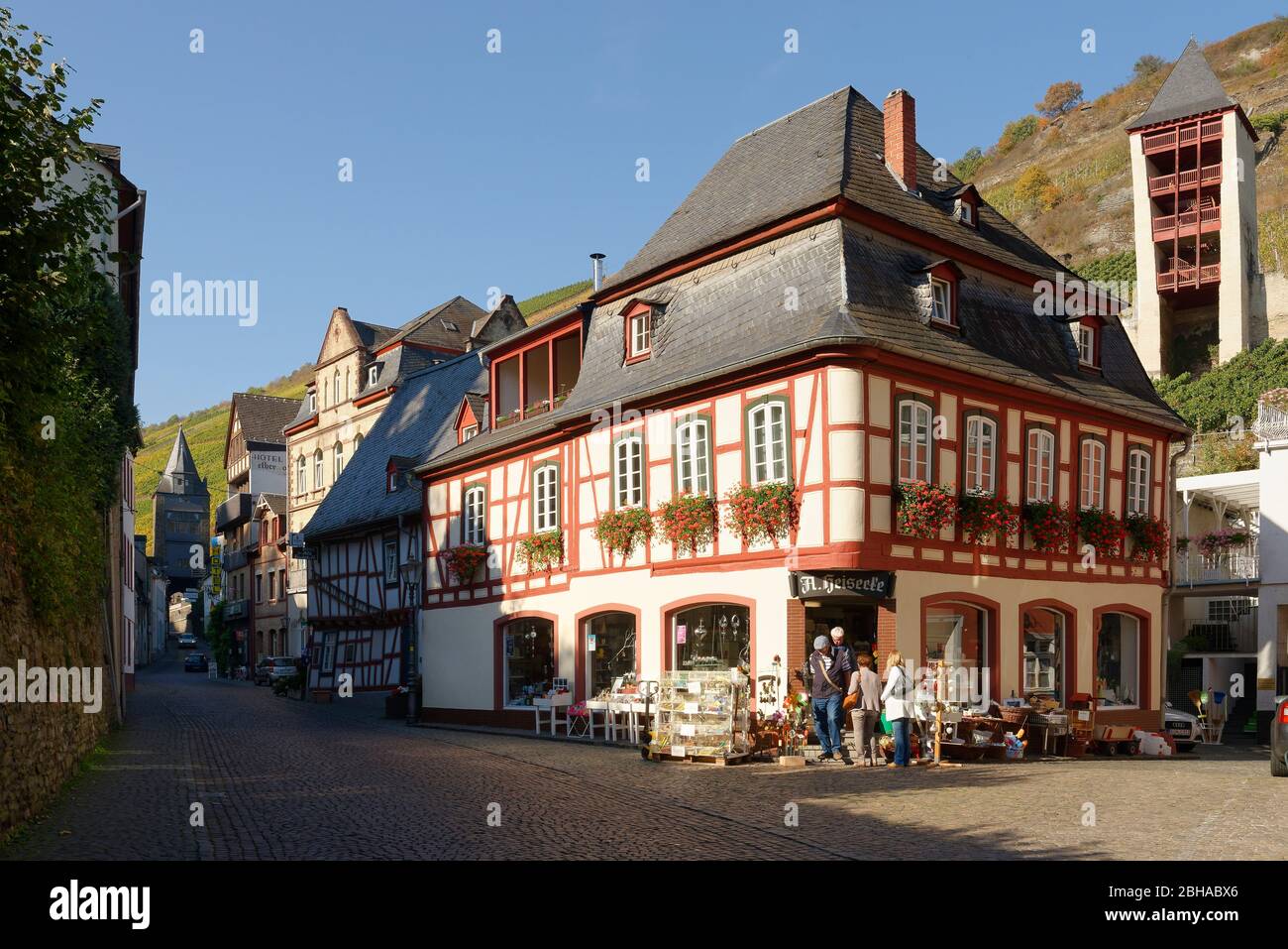 Upper Street avec maisons à colombages à Bacharach am Rhein, Bacharach, vallée du Rhin, UNESCO World Heritage Upper Middle Rhin Valley, Rhénanie-Palatinat, Allemagne Banque D'Images