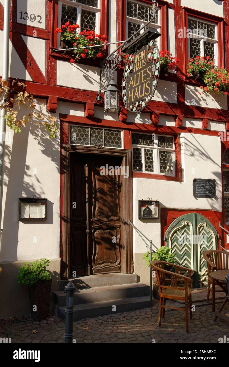 Maison de vins 'Altes Haus' sur la place du vieux marché de Bacharach am Rhein, Bacharach, vallée du Rhin, site classé au patrimoine mondial de l'UNESCO Haute-vallée du Rhin moyen, Rhénanie-Palatinat, Allemagne Banque D'Images