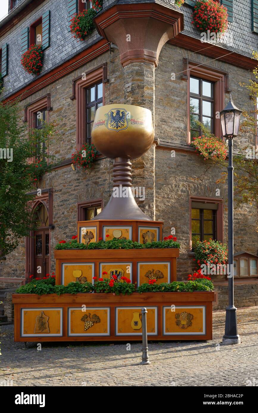 Pichet à vin devant l'administration municipale St. Goar- Oberwesel, Oberwesel, UNESCO World Heritage Upper Middle Rhin Valley, Rhin Valley, Rhénanie-Palatinat, Allemagne Banque D'Images