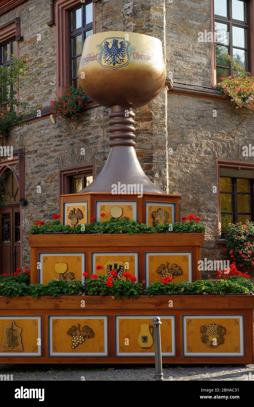 Pichet à vin devant l'administration municipale St. Goar- Oberwesel, Oberwesel, UNESCO World Heritage Upper Middle Rhin Valley, Rhin Valley, Rhénanie-Palatinat, Allemagne Banque D'Images