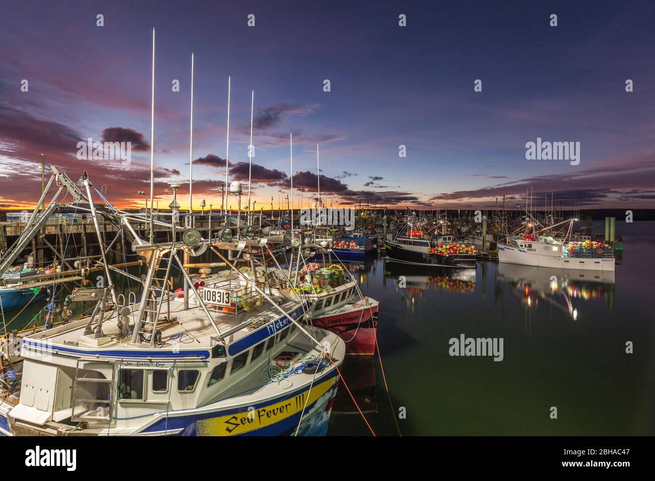 Le Canada, la Nouvelle-Écosse, Digby, zone portuaire, plus grande flotte de bateaux de pêche du pétoncle, Dawn Banque D'Images