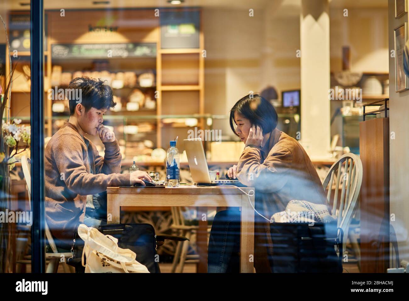Europa, Deutschland, Hessen, Francfort, Berger Straße, ein asiatisches Paar im Kaffee einer Bäckerei Banque D'Images