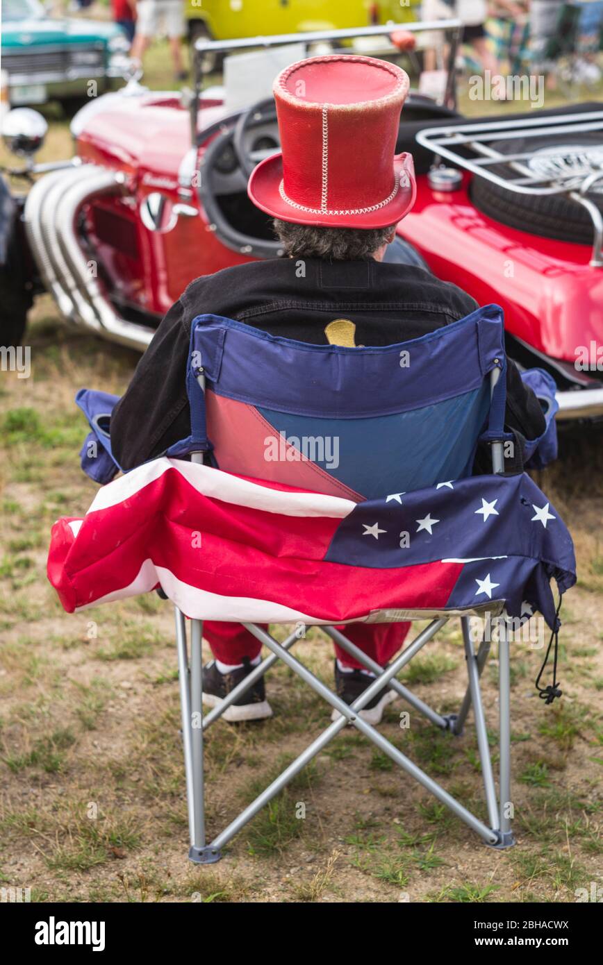 États-Unis, Nouvelle-Angleterre, Massachusetts, Cape Ann, Gloucester, voiture ancienne, homme en chapeau et drapeau américain, NR Banque D'Images