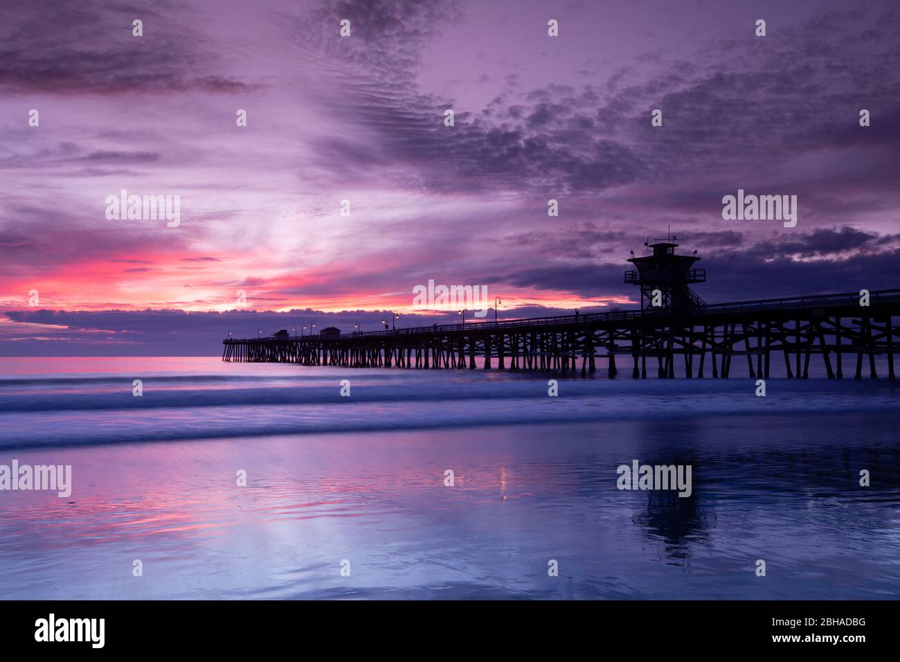 Silhouette de jetée au coucher du soleil, San Clemente, Californie, États-Unis Banque D'Images