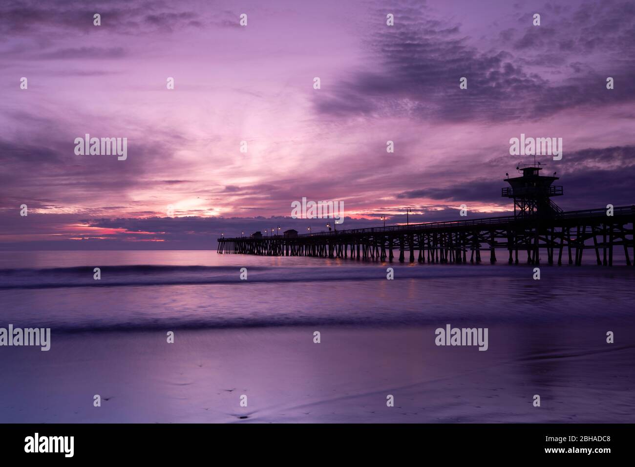 Silhouette de jetée au coucher du soleil, San Clemente, Californie, États-Unis Banque D'Images