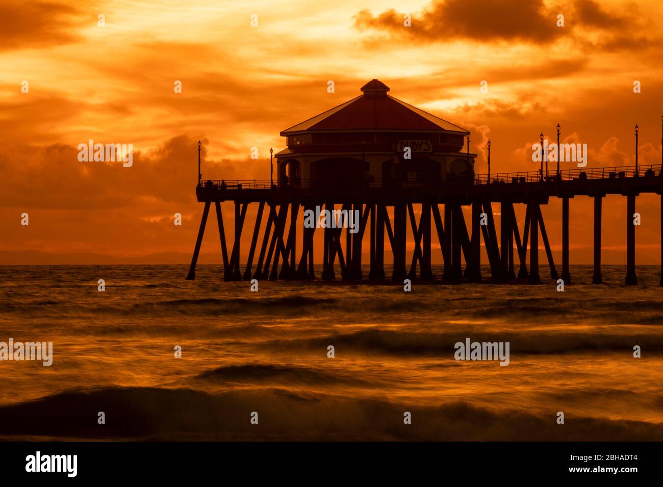 Diner au coucher du soleil, Huntington Beach Pier, Californie, États-Unis Banque D'Images