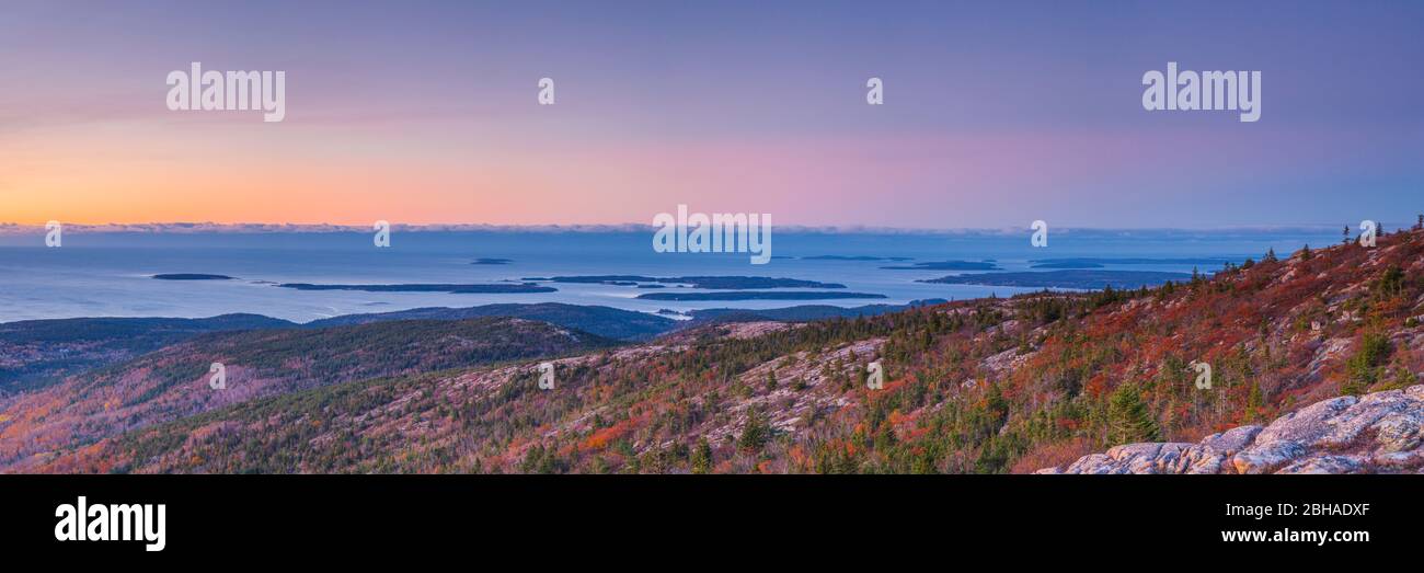 USA (Maine), Mt. Île déserte, l'Acadia National Park, Cadillac Mountain, premier lever du soleil aux États-Unis atteint la cime, automne, Dawn Banque D'Images
