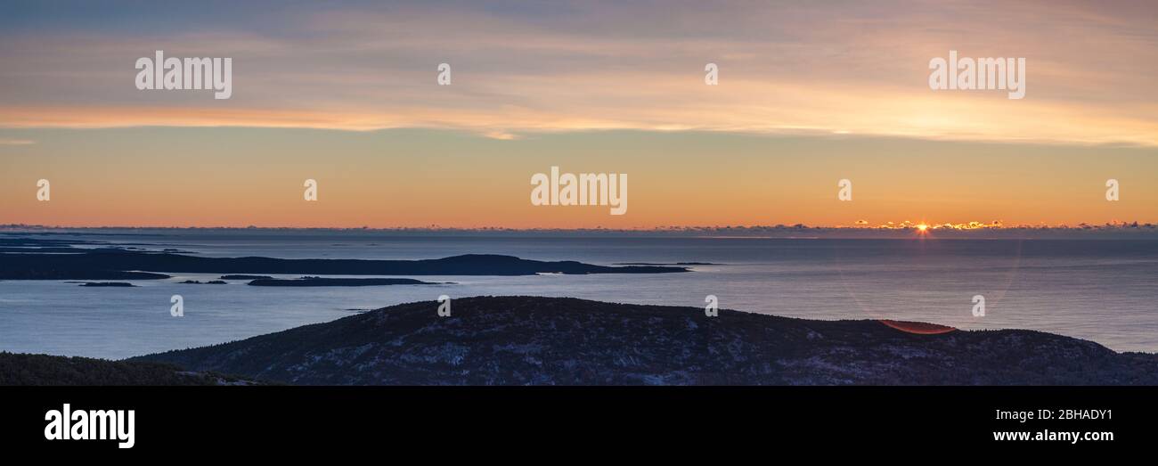 USA (Maine), Mt. Île déserte, l'Acadia National Park, Cadillac Mountain, premier lever du soleil aux États-Unis atteint la cime, automne, Dawn Banque D'Images