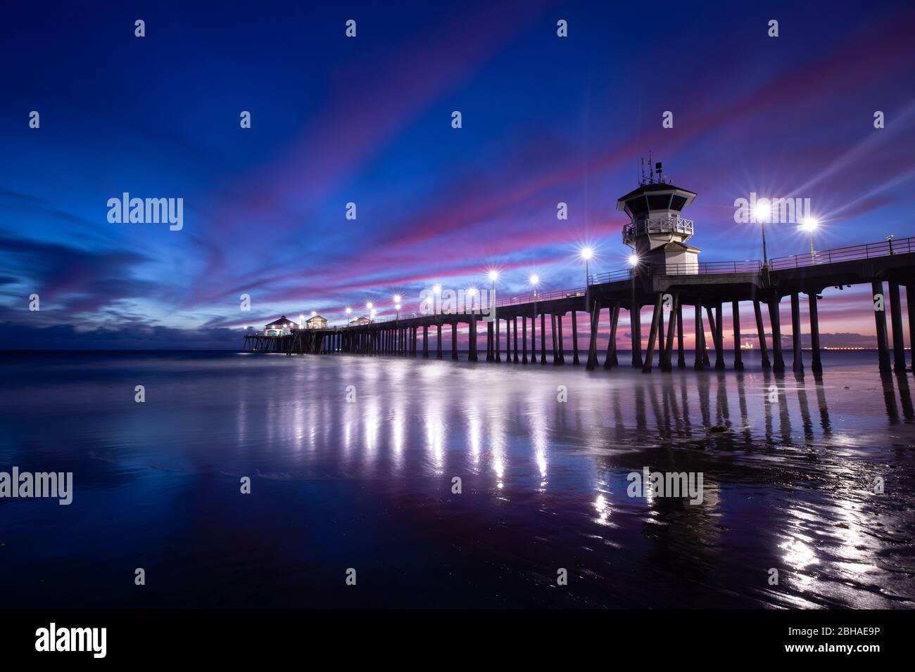 Huntington Beach Pier au crépuscule, Californie, États-Unis Banque D'Images