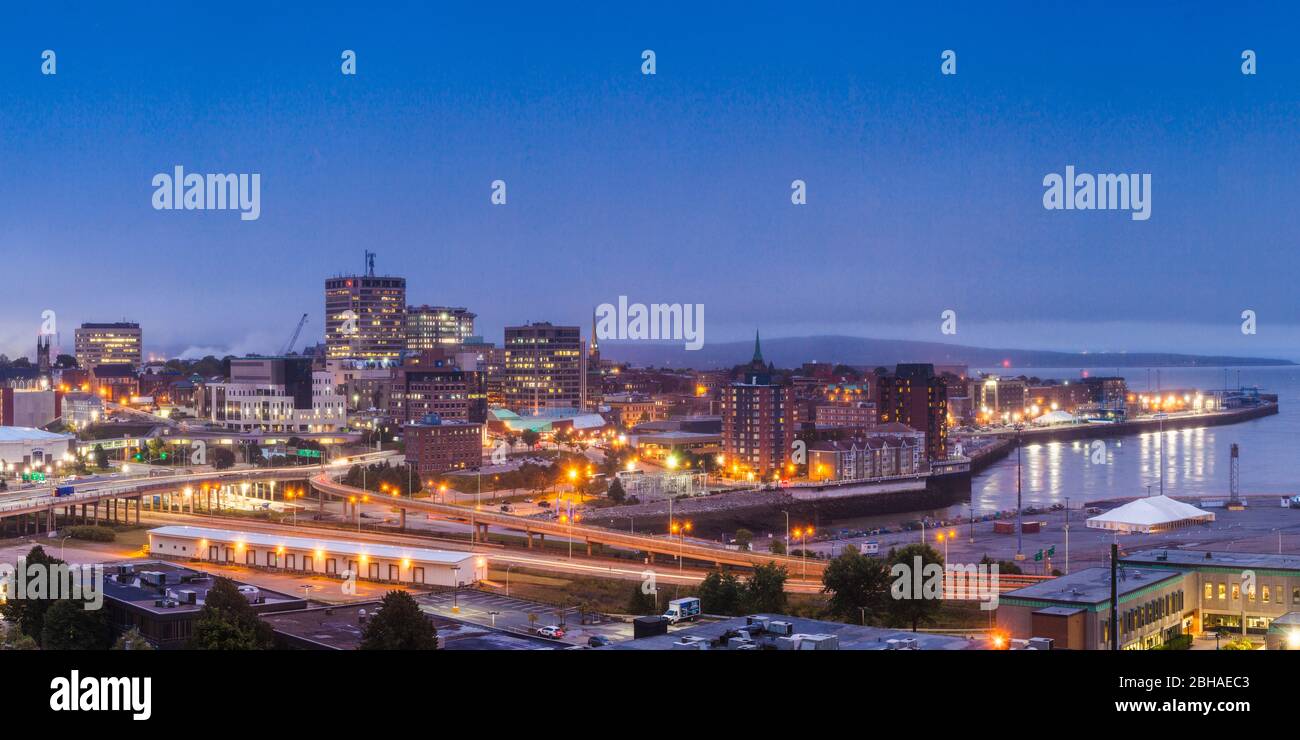 Canada, Nouveau-Brunswick, à Saint John, à partir de Fort Howe dans le brouillard, au crépuscule Banque D'Images Canada, Nouveau-Brunswick, à Saint John, à partir de Fort Howe dans le brouillard, au crépuscule Banque D'Images