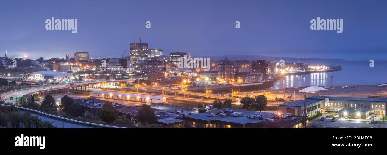 Canada, Nouveau-Brunswick, à Saint John, à partir de Fort Howe dans le brouillard, au crépuscule Banque D'Images Canada, Nouveau-Brunswick, à Saint John, à partir de Fort Howe dans le brouillard, au crépuscule Banque D'Images